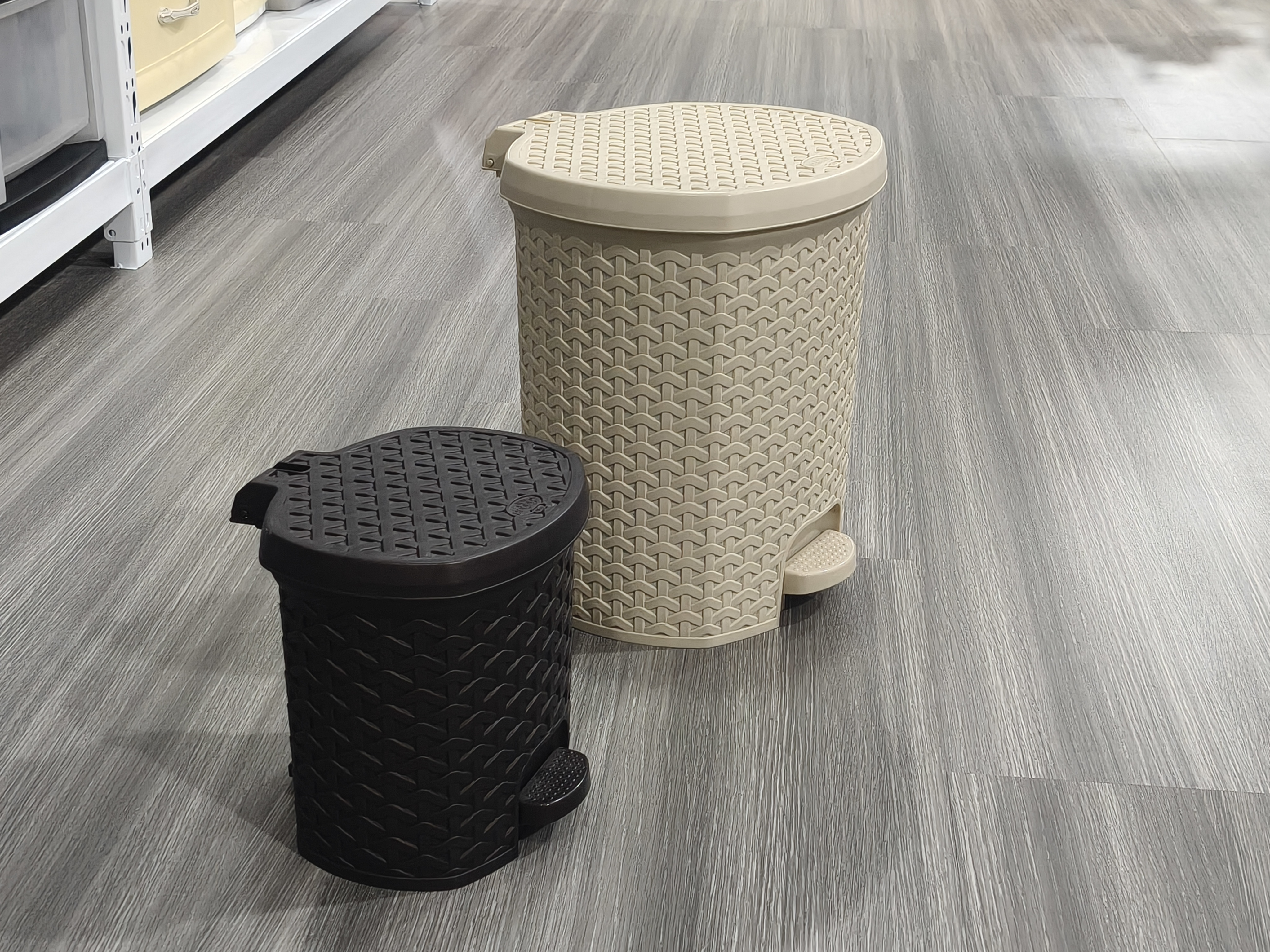 Plastic injection rattan trash can mould