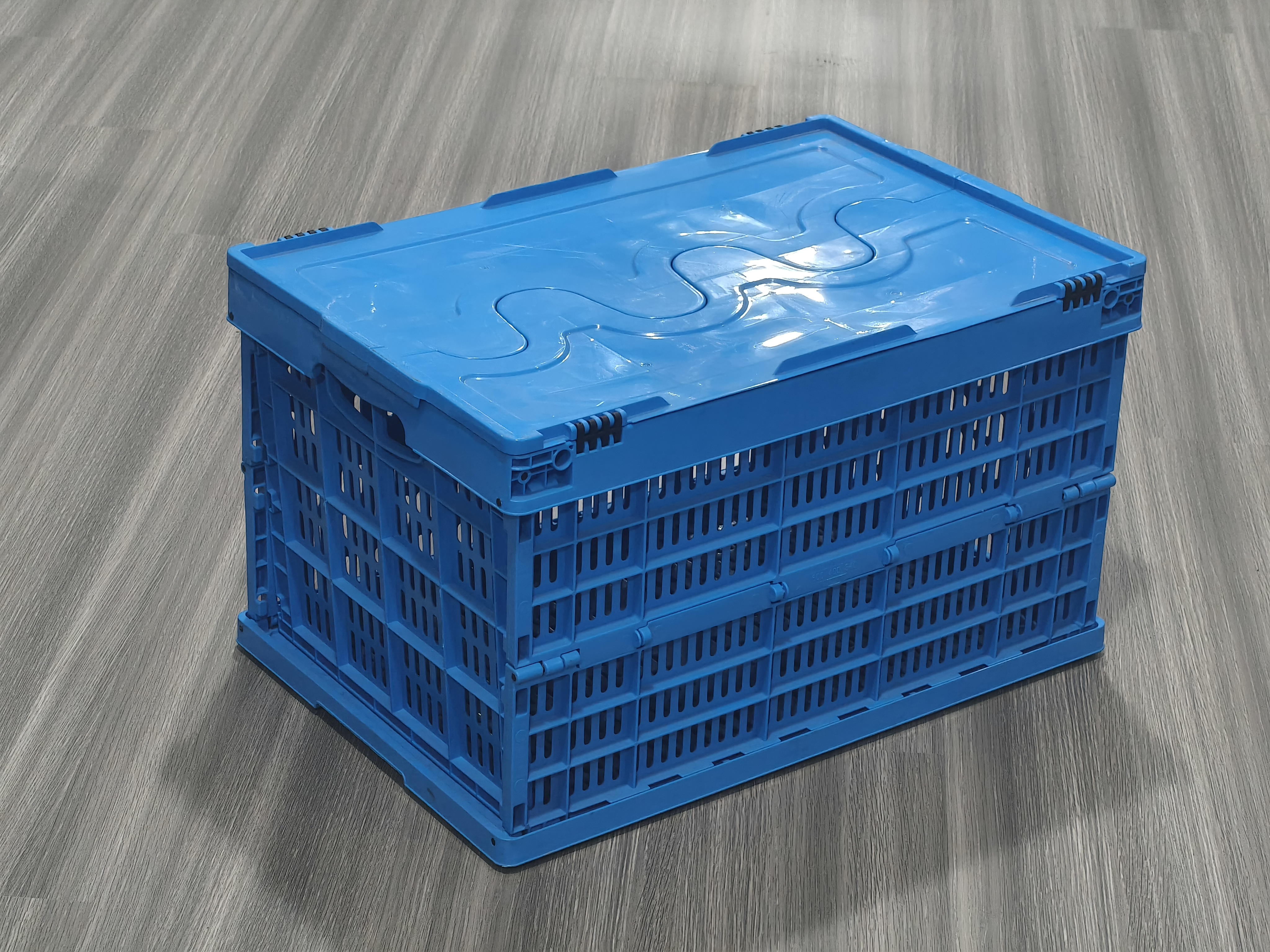 Plastic injection foldable crate mold