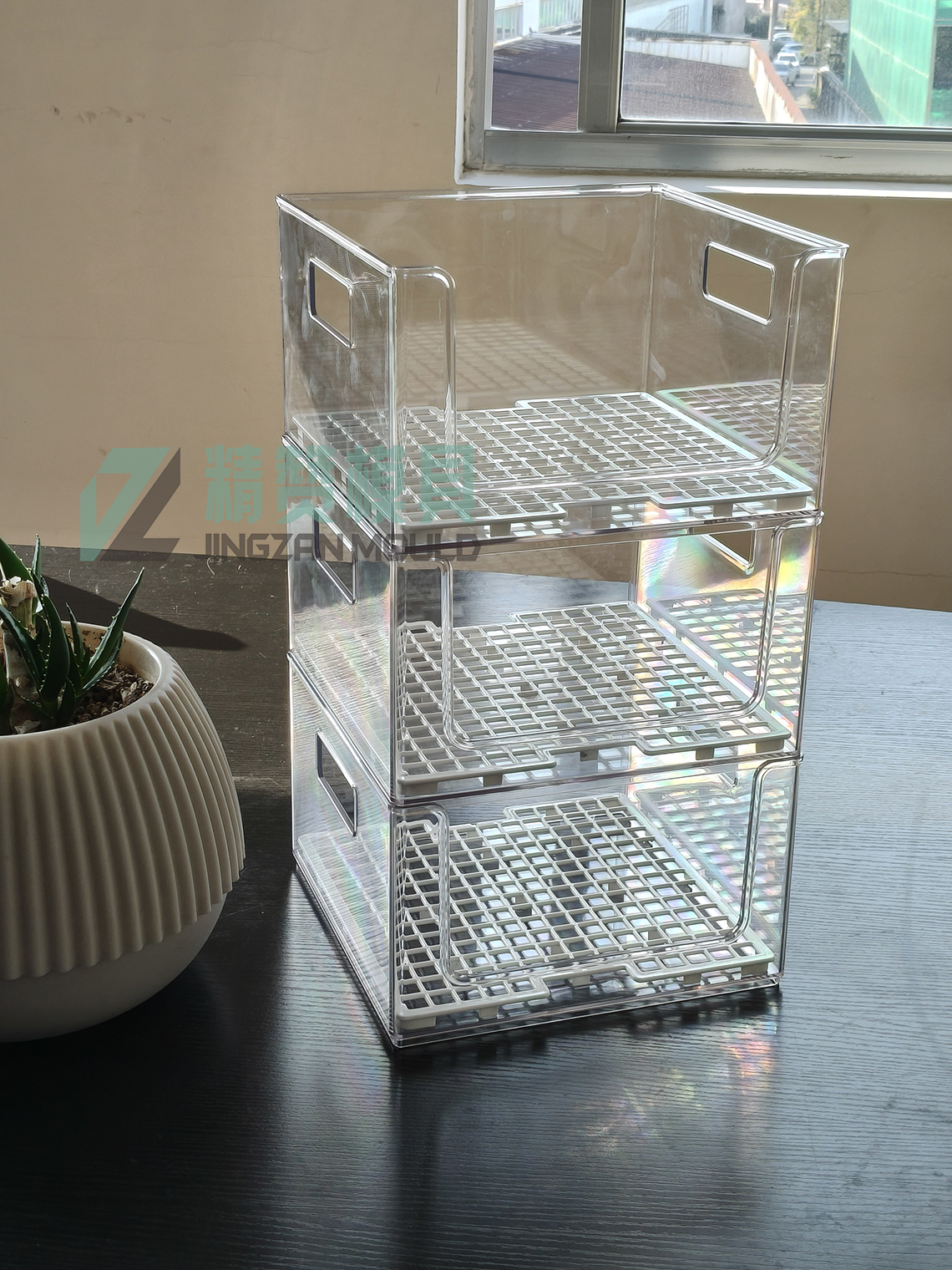 PET storage rack with drainage mould 